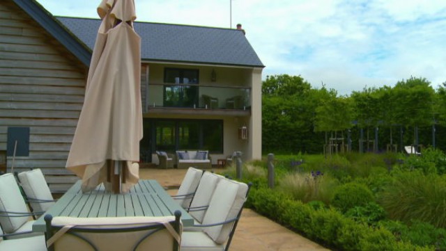 contemporary family garden 1 600x338